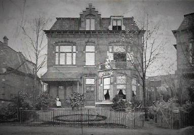 Website foto's 20150031.jpg - Villa "Oranje" Wilhelminalaan 30, gebouwd in 1900. Wie hebben hier allemaal gewoond dat zijn o.a.; J.J. Bakker (1905)., Leegstaand (1906)., C.F. Jansen, Gediplomeerde verpleegster van het Witte Kruis (1907-1910)., Mevr. van Houte – Roos, Pensionhoudster (1910-1917)., Mej. A.J.I.M. Kommers (1918-1924)., Dames Plato (1918-1919)., W. van Riemsdijk, Schilder (1920-1927)., Mevr. de Wed. C. van der Schaik – geb. Drost, Mej. C.A.D. van der Schaik, beiden (1928-1933)., Leegstaand (1934)., L. Alblas, gep. Ambtenaar, (1935-1936)., Mej. A.C.A. Alblas, Kantoorbediende, (1936)., W. Schilt, (1937-1938)., M. Hennink, Handelsagent, (1939-1941)., Wed. A. Steyling – geb. Heck, (1941)., M.A. Pelt, (1942-1956?). Vanaf 1963 hebben meerder mensen de villa bewoond zoals de families: H.W. Campbell, G. Kloppers, A.G. Wefers Benttink, J.J. Venverloo, Pianist., N.J. Ermé, Walser., J. Graveland, Pensionhoudster (Pension Graveland)., Theo van der Bergen, en Liesbeth Dierks. Opname van 1913.